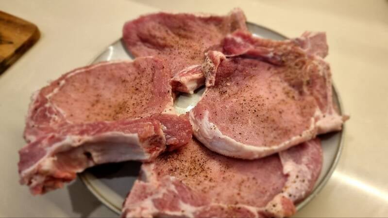 Svinjski kotleti v čebulni omaki - recept Kulinastično