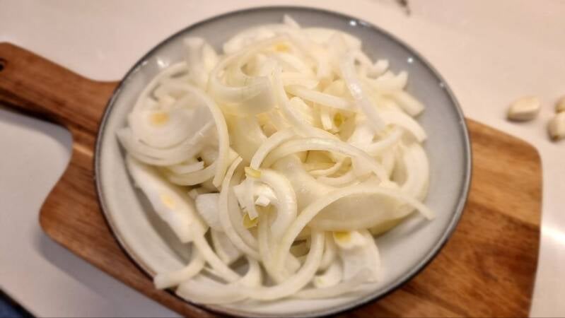 Svinjski kotleti v čebulni omaki - recept Kulinastično