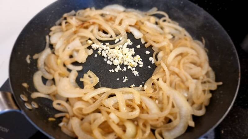 Svinjski kotleti v čebulni omaki - recept Kulinastično