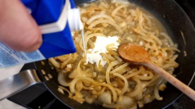 Svinjski kotleti v čebulni omaki - recept Kulinastično