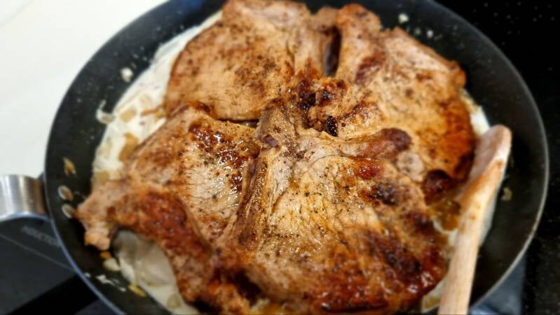 Svinjski kotleti v čebulni omaki - recept Kulinastično