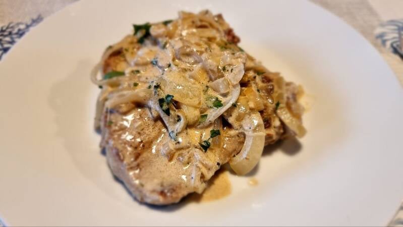 Svinjski kotleti v čebulni omaki - recept Kulinastično
