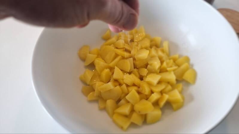 Regrat s pečeno slanino in krompirjem - recept Kulinastično