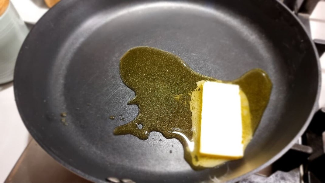 Pohane šnite z vanilijevo kremo in karameliziranimi jabolki - recept Kulinastično