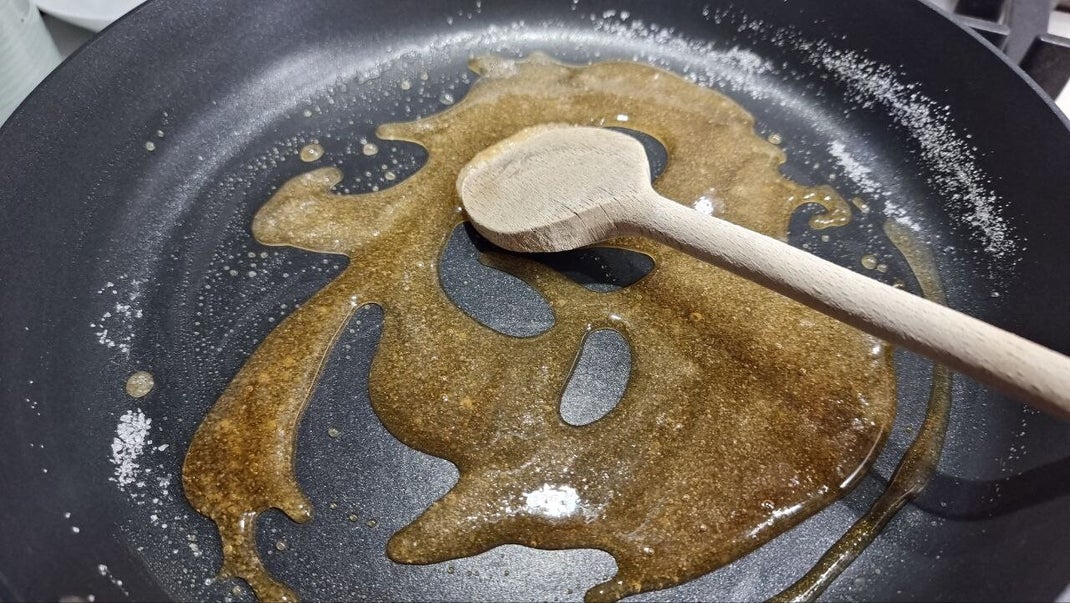 Pohane šnite z vanilijevo kremo in karameliziranimi jabolki - recept Kulinastično