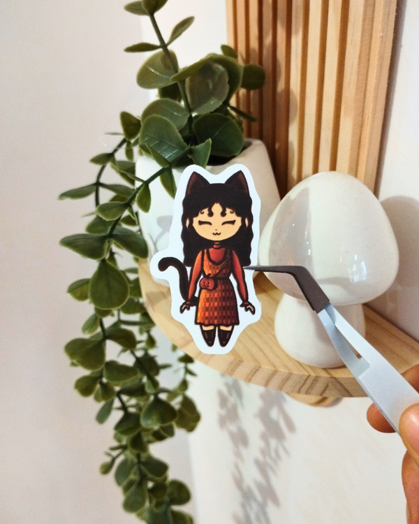 Sticker fille chat chibi automne – oreilles et queue de chat, sac citrouille – 6 x 3,5 cm
