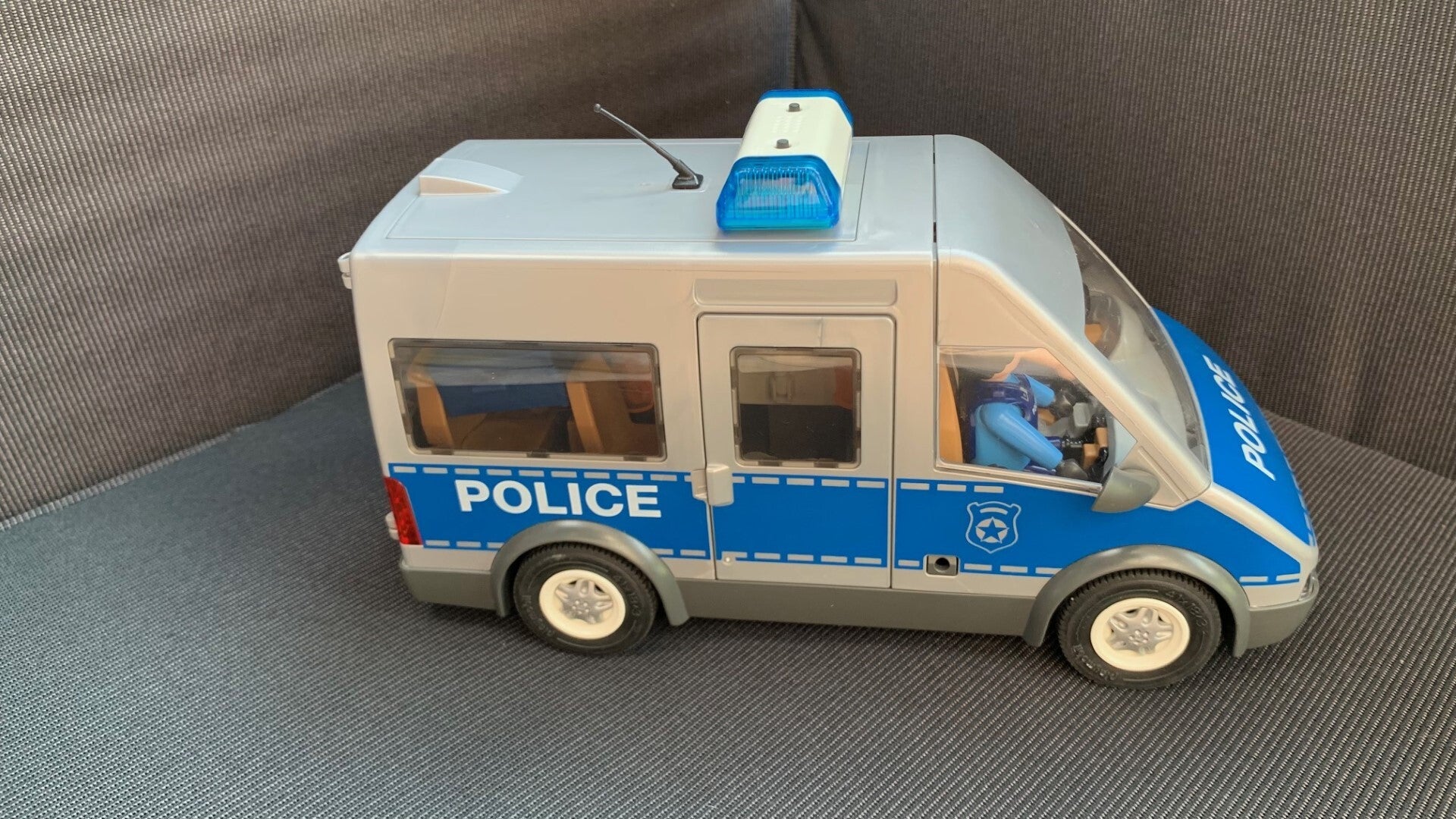 9236 interventiewagen met wegversperring en zwaailichten