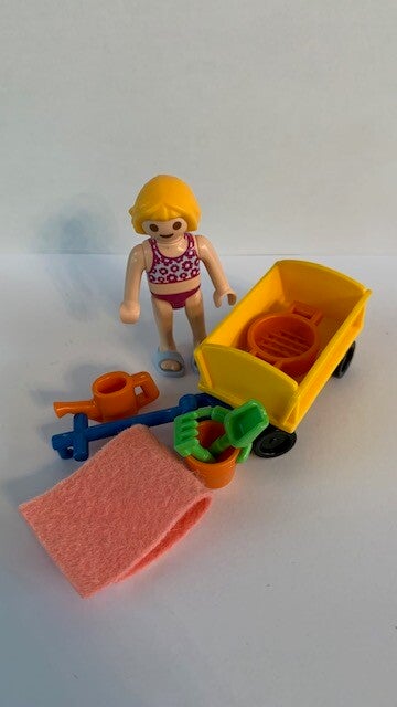 4755 meisje met bolderkar