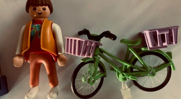 3203 vrouw met fiets en boodschappen