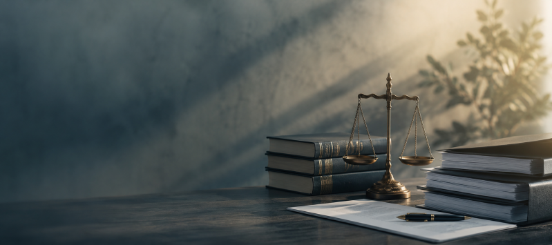 Waage, Fachbücher und Akten als Symbol für fachlich fundierte und unabhängige forensisch-psychologische Gutachten in Landshut.