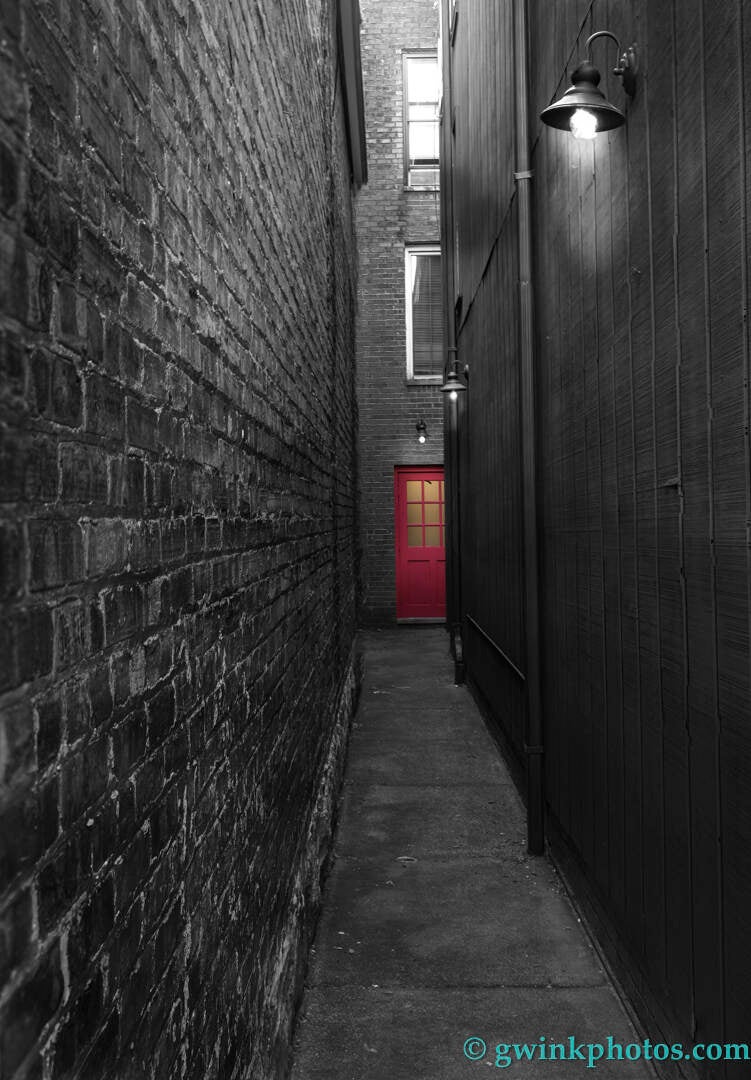 _5gw5584-red-door-walkway-standard.jpg