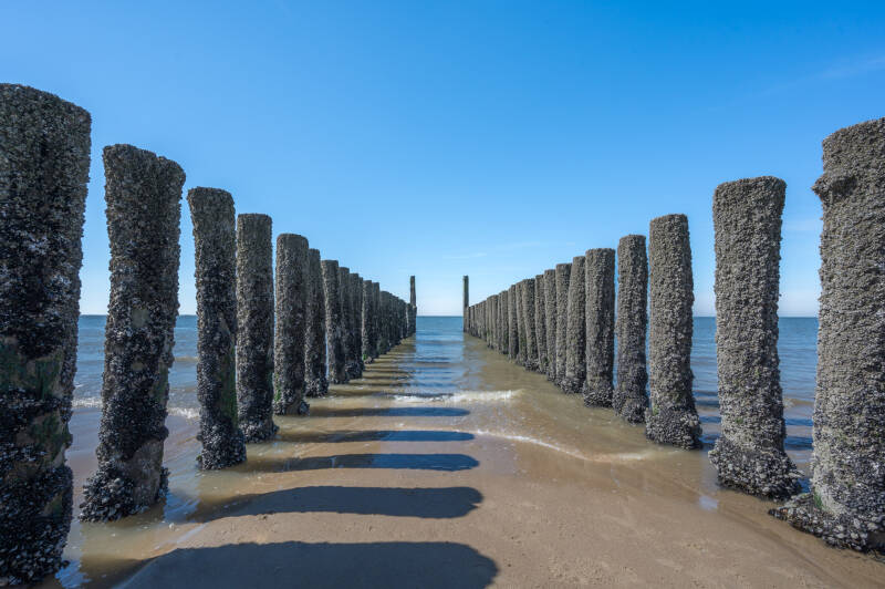 Golfbreker op het strand van Zoutelande. Een prachtig Landschapsfoto van een golfbreker op het strand van Zoutelande. Laat  je muren spreken met een prachtig verhaal vertellend landschapskunstwerk van John van de Gazelle. Want, één beeld zegt meer dan dui