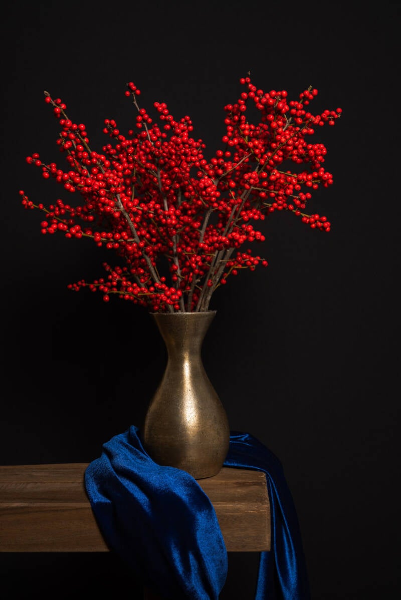 Stilleven met rode ilex bessen in een bronzen vaas van John van de Gazelle. Moderne stillevens van John van de Gazelle Fotografie