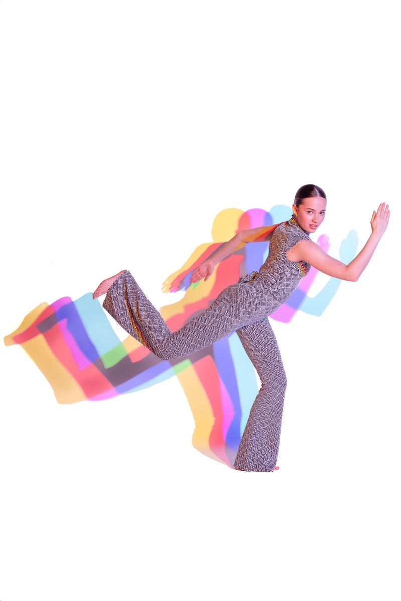 Creatief portret studioportret met kleurengels. Gefotografeerd door Portretfotograaf John van de Gazelle uit Brunssum. Portret van een dansens model in een rennende pose met drie gekleurde schaduwen. Dit portret is gefotografeerd door John van de Gazelle