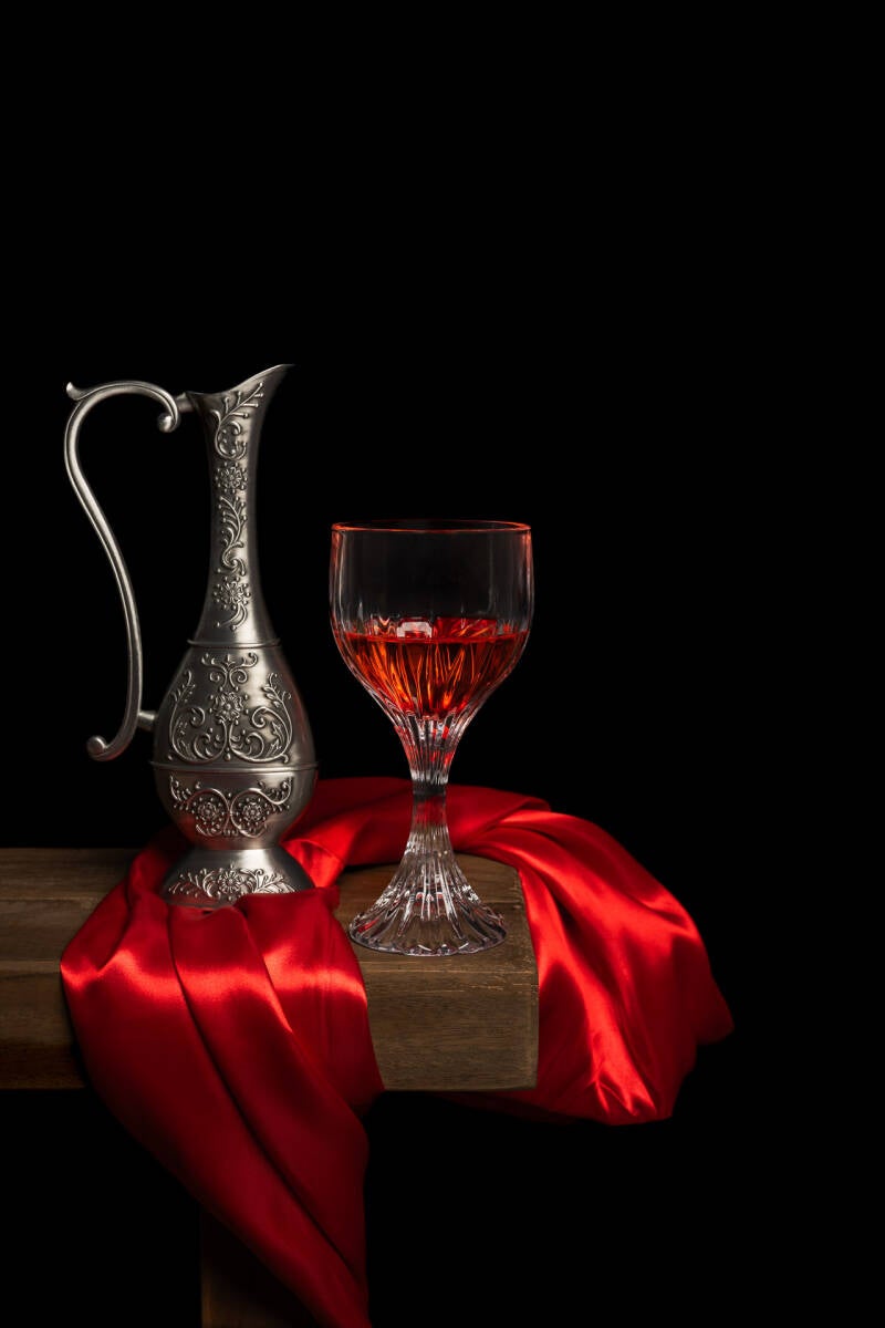 Stilleven met een zilveren kan en een glas rode wijn. Laat je muren spreken met een prachtig verhaal vertellend fotografie kunstwerk dat je emotioneel raakt van John van de Gazelle. Want, één beeld zegt meer dan duizend woorden.