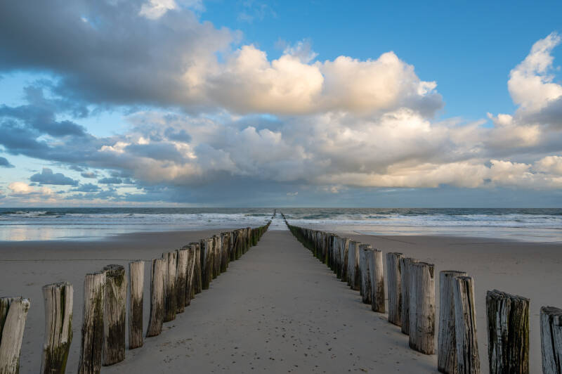 Golfbrekers op het strand van Domburg. Laat je muren spreken met een prachtig verhaal vertellend landschapskunstwerk van John van de Gazelle. Want, één beeld zegt meer dan duizend woorden.