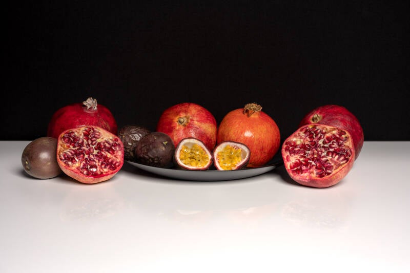 "Vitaliteit in Reflectie" Modern stilleven met granaatappels en  passievruchten. JPG