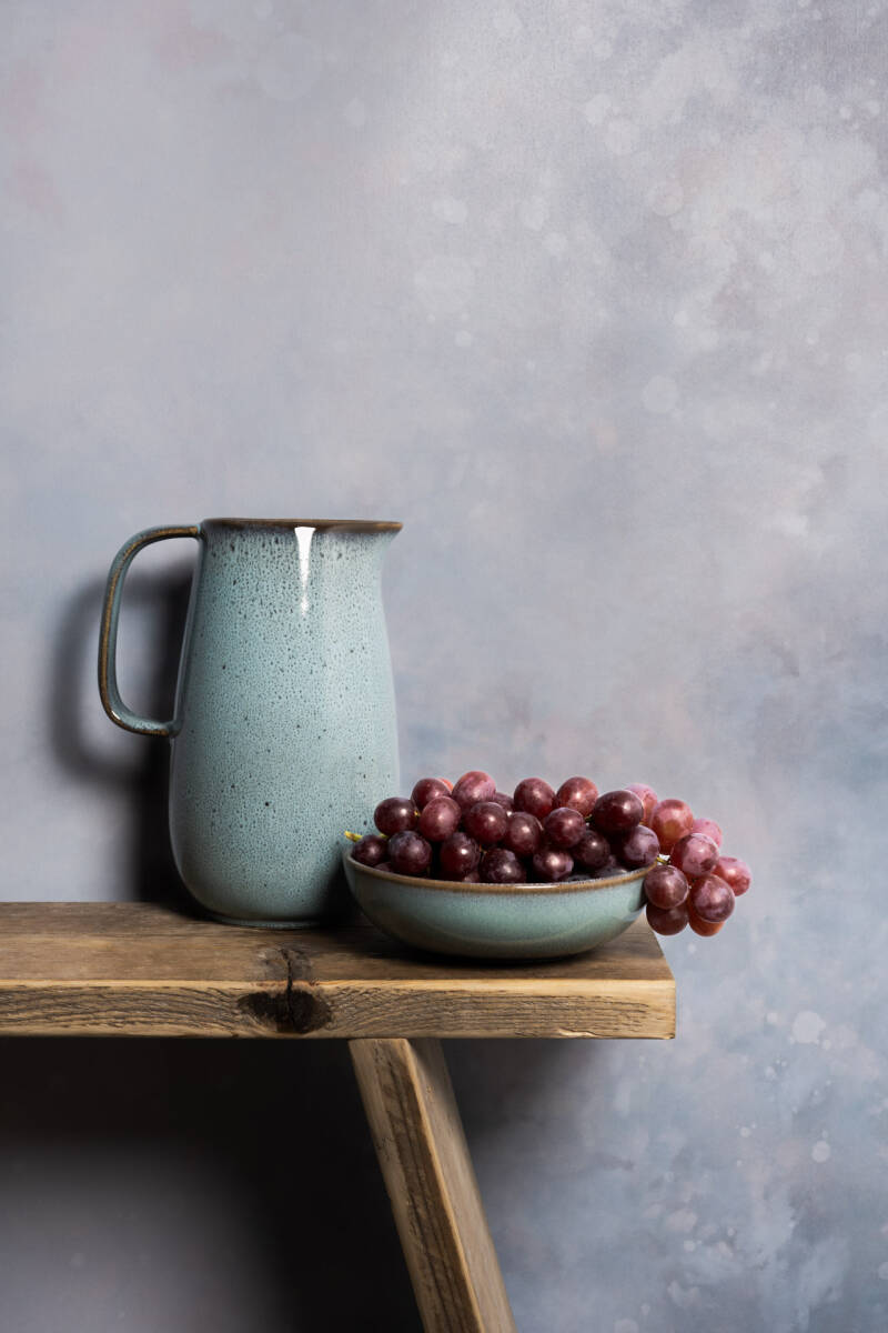Modern Stilleven met een Blauwe Kruik en Rode Druiven van John van de Gazelle Fotografie