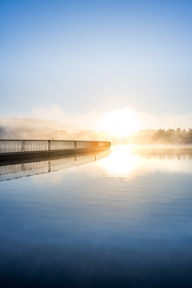 Fine Art landschap van een verstilde mistige zonsopkomst bij een brug. Laat je muren spreken met een prachtig verhaal vertellend landschapskunstwerk van John van de Gazelle. Want, één beeld zegt meer dan duizend woorden.