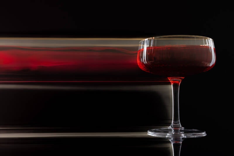 Modern stilleven met een glas in beweging rood. Laat je muren spreken met een prachtig verhaal vertellend stilleven van John van de Gazelle. Want, één beeld zegt meer dan duizend woorden.