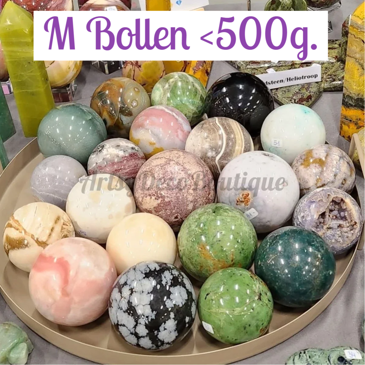 Middelgrote bollen in edelsteen ~ sferen van licht en balans, als cirkelvormige dragers van stilte en inzicht