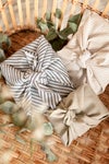 festliches-stillleben-weihnachten-verpackte-geschenkkomposition-standard-yml5y1.jpg