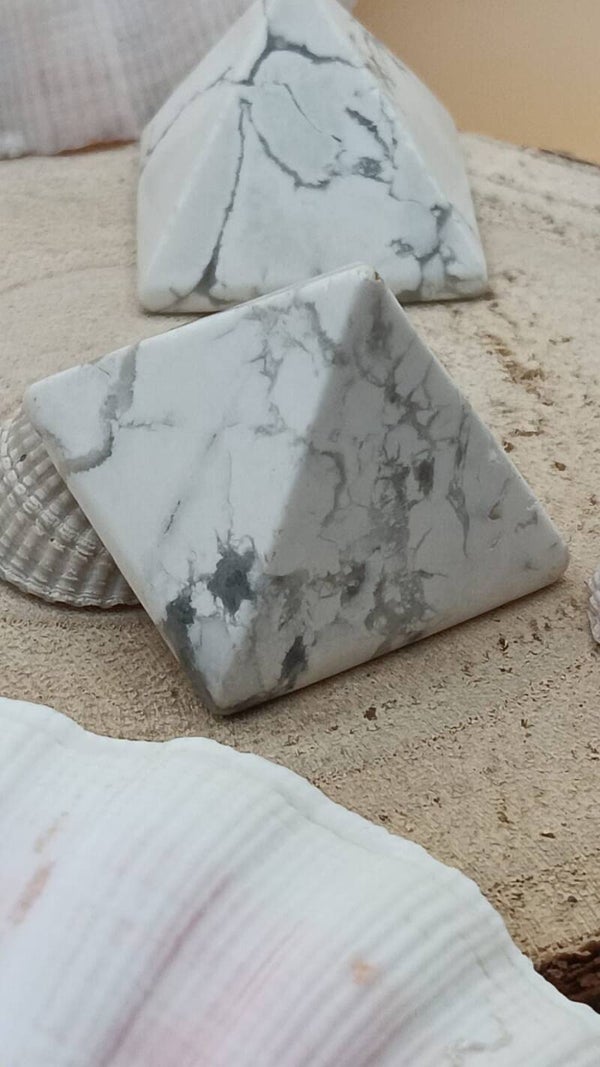 Pyramide d howlite blanche