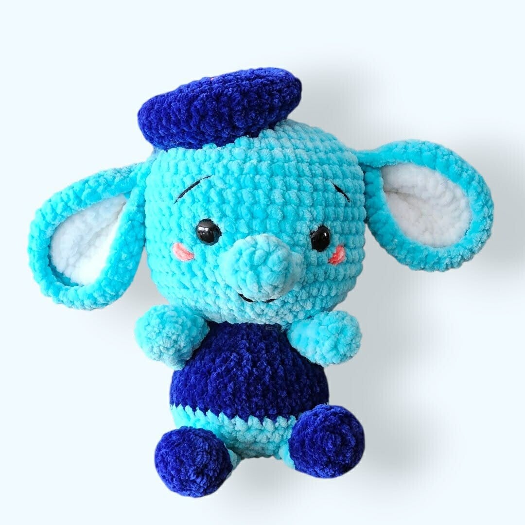 Olifant met matrozenpakje