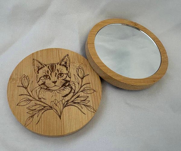 Miroir de poche en bois gravé