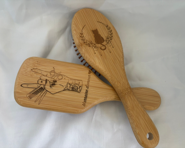 Brosse en bois gravé