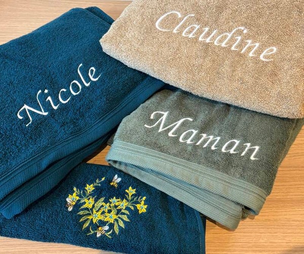 Serviette de bain brodée