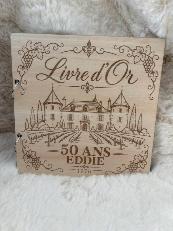 Livre d'or en bois avec gravure personnalisée