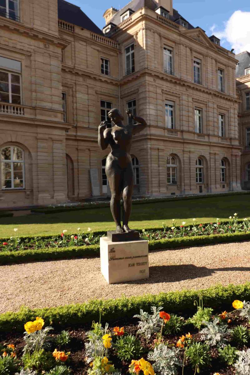 Alt"femme-auxx-pomme-sculture-luxembourg-gardens-paris"