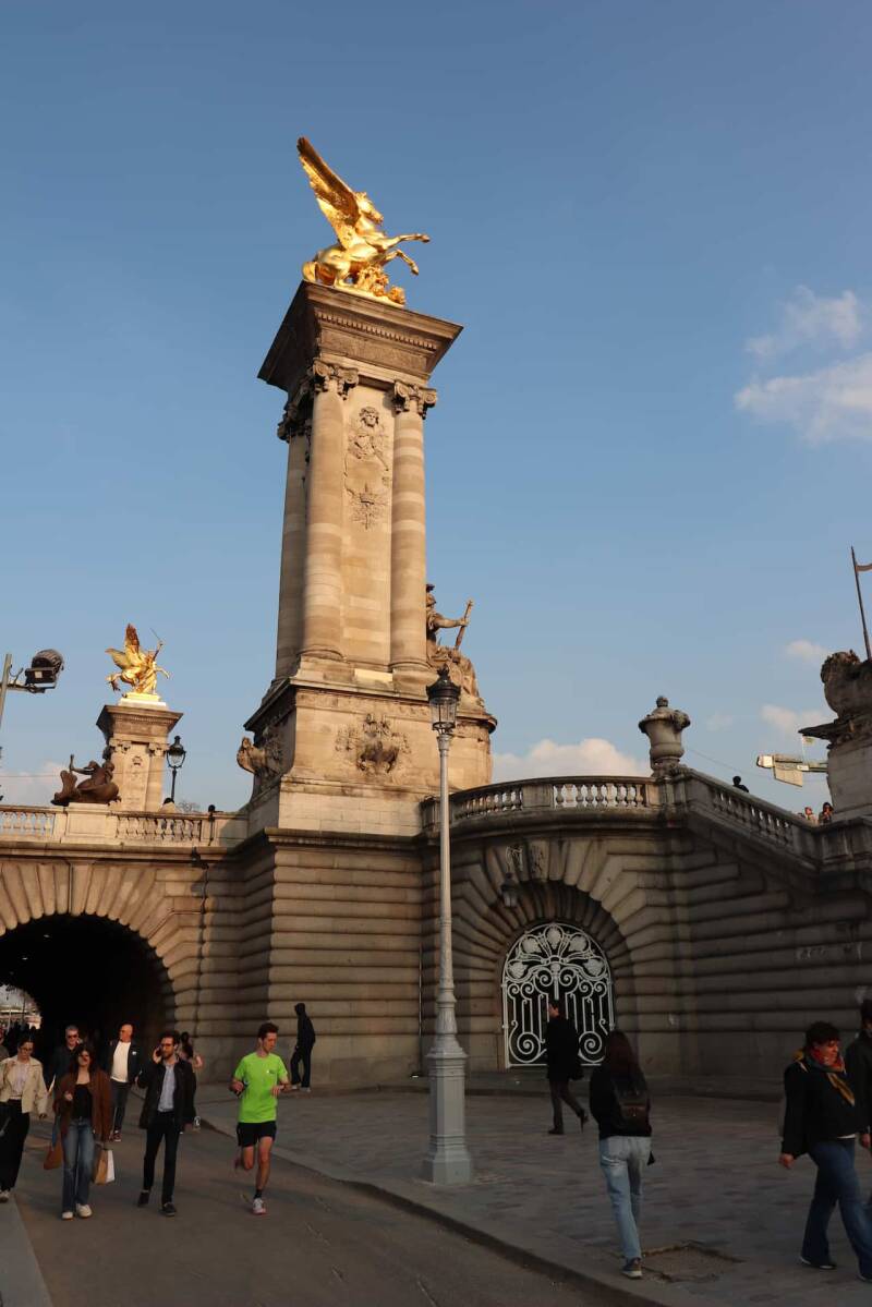 Alt"golden-statue-alexendre-iii-bridge."