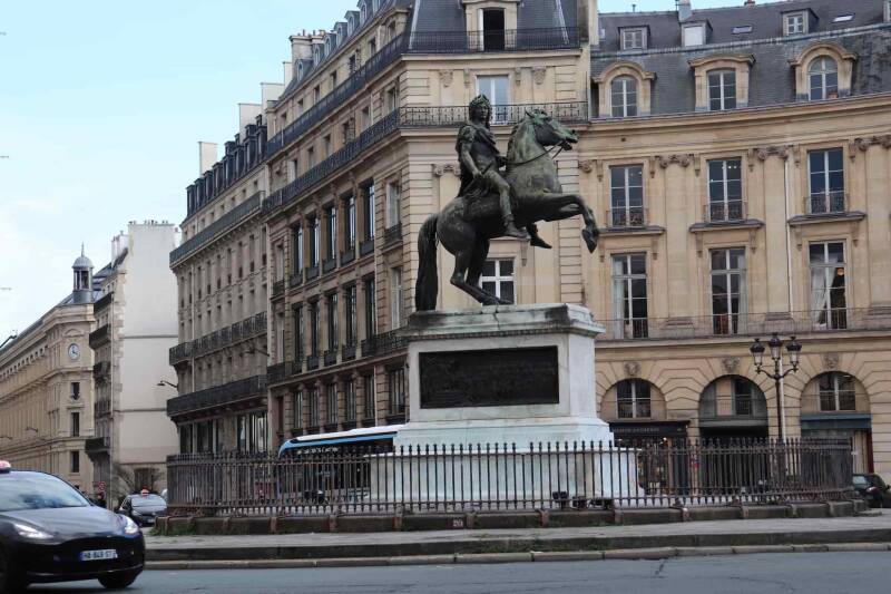 Alt"louis xiv equestrian statue place des victoires paris"
