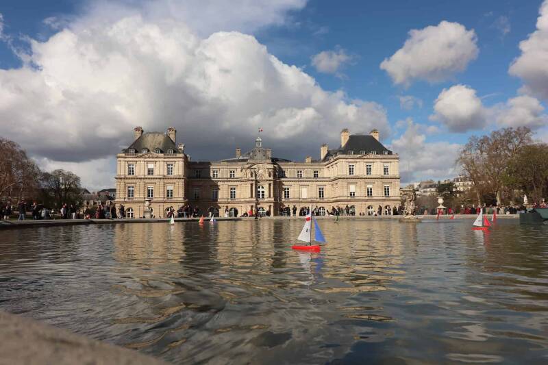 Alt"luxembourg-palace-grand-bassin-sailing-boat-paris"