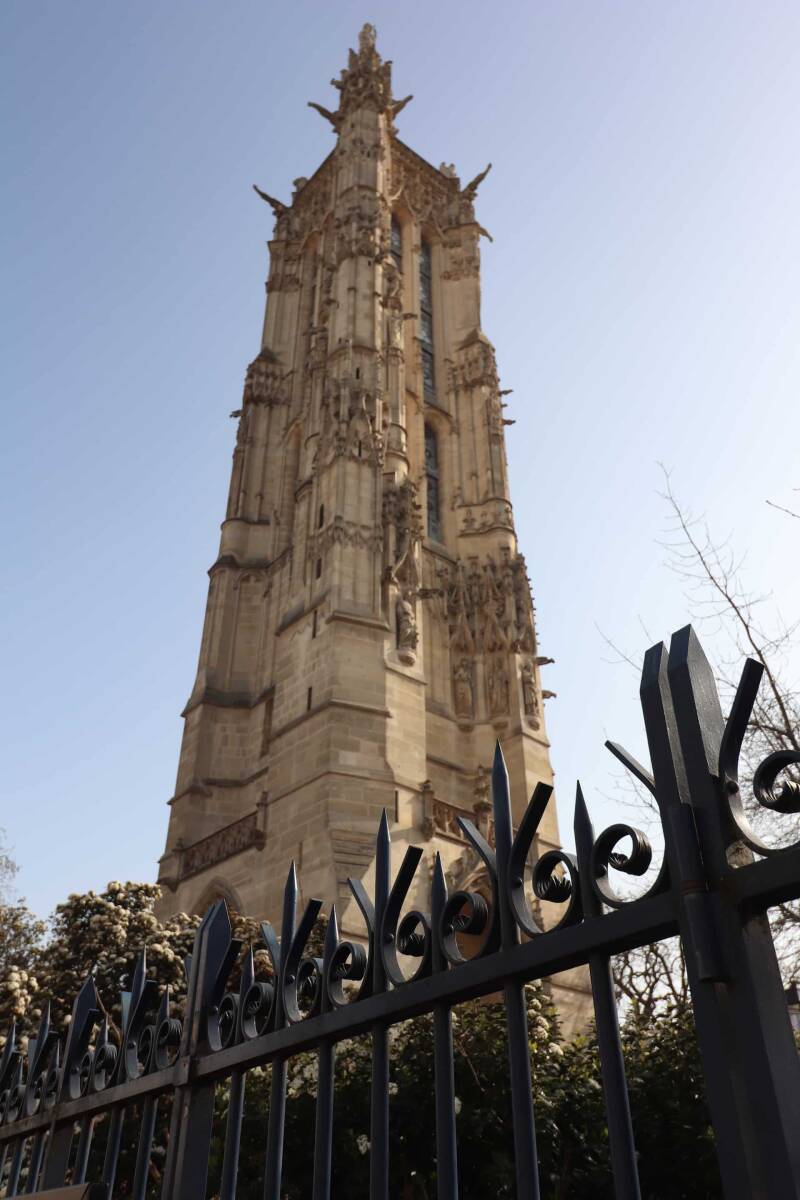 Alt"blaise-pascal-statue-tour-saint-jacques-paris-science"
