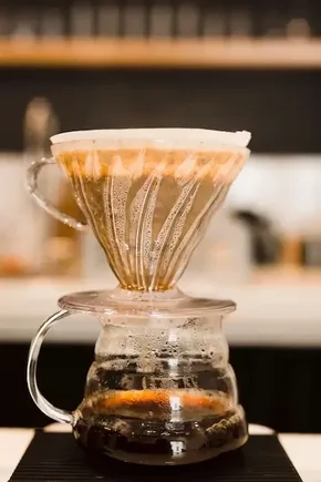 filterkoffie in een kan met papieren filter