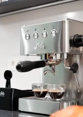 Solis Barista Gran Gusto 0p de aanrecht met 2 kopjes espresso