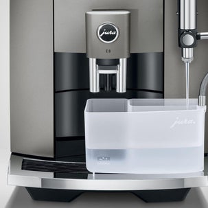 Jura E8 die een ontkalkingsproces aan het doen is