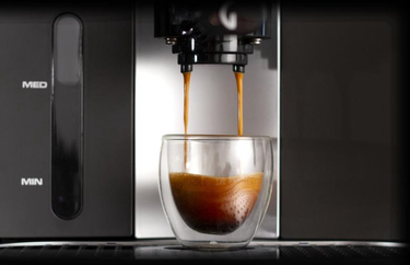 Gaggia Carezza Deluxe espresso die koffie aan het zetten is