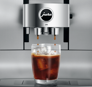 Jura Z10 die een glas met cold brew coffee zet