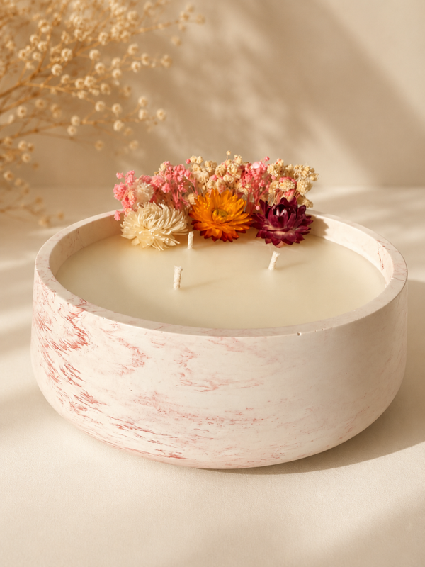 Bougie fleurie dans son pot en jesmonite