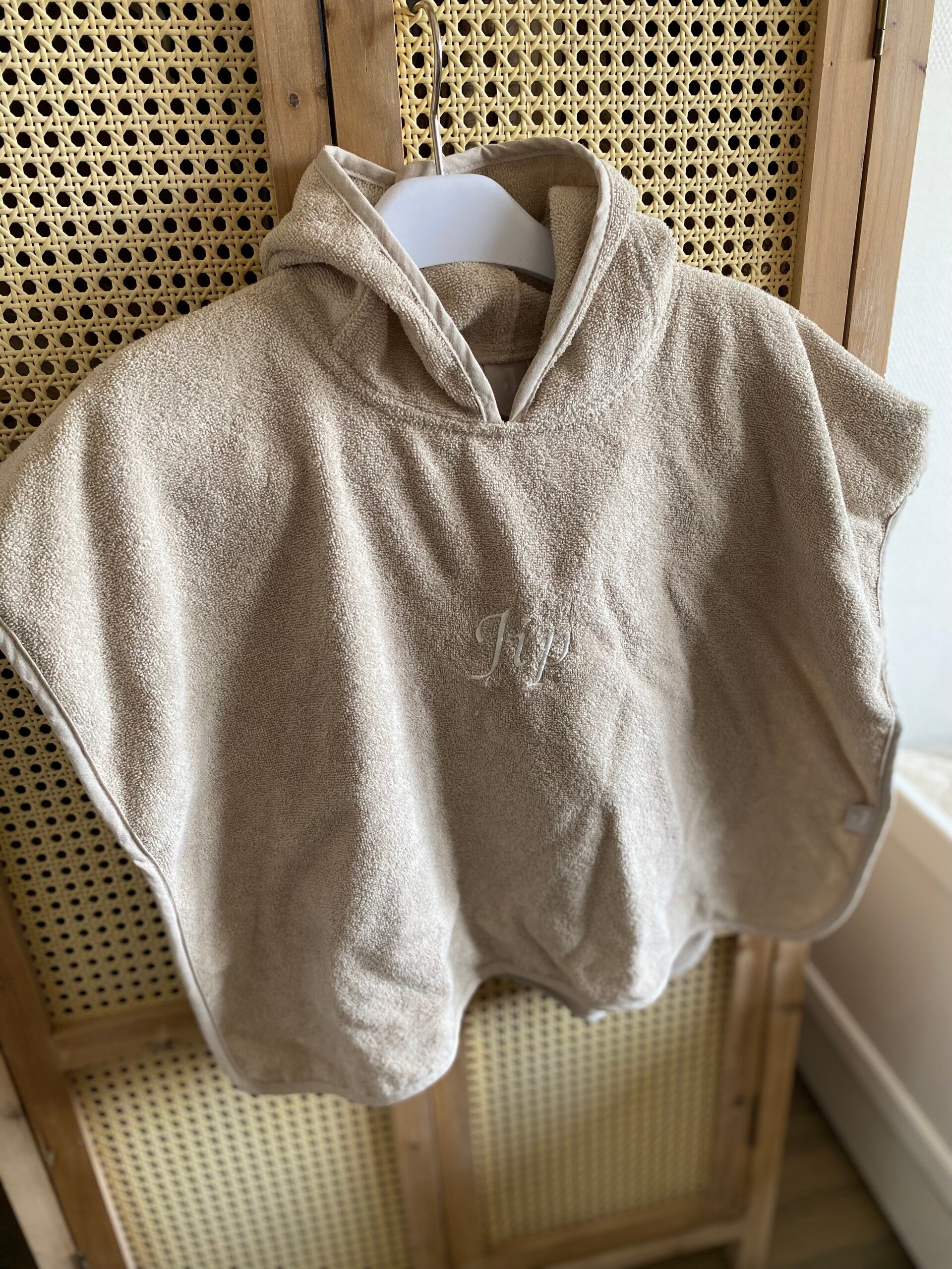 Badponcho met konijnen oren met naam geborduurd