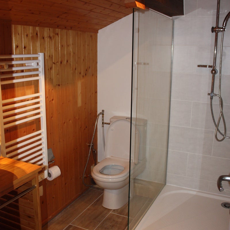 Badkamer met douche boven