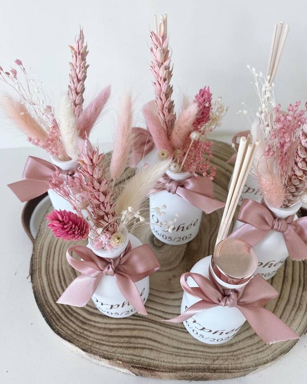 Wit vaasje met droogbloemen