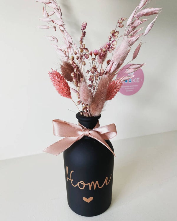 Vaasje gevuld met droogbloemen