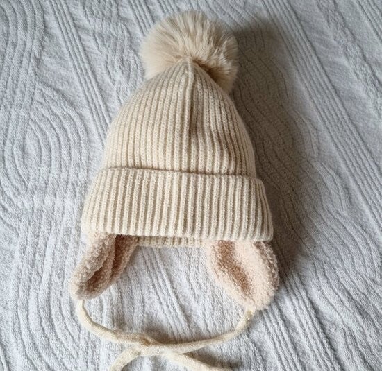 Baby wintermuts met oorwarmer en pompon / 2 kleuren