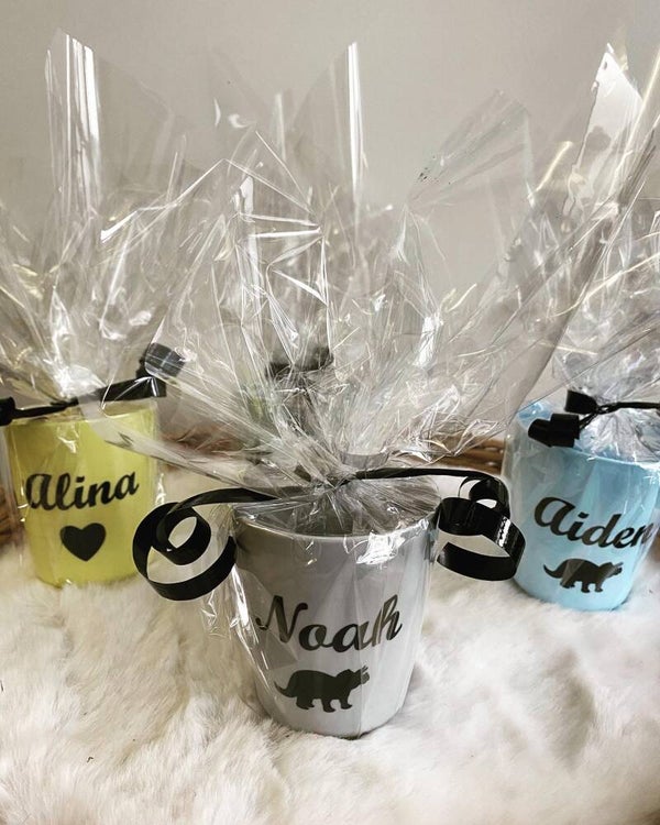 Bekers gevuld met naam