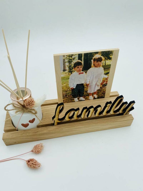 Kaarthouder met uitgesneden naam en huisparfum